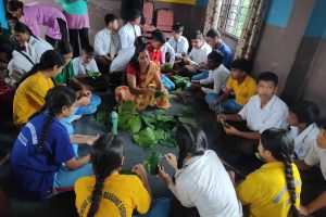 एड्भेञ्चर स्कुलका विद्यार्थीलाई दुना टपरी गाँस्ने र बत्ती कात्ने तालिम