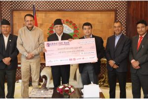 भूकम्प प्रभावितका लागि आइएमई ग्रुपले प्रधानमन्त्रीलाई हस्तान्तरण गर्‍यो डेढ करोडको चेक