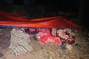 भूकम्पको डरले खुला आकाश मुनि रात बिताउँदा …