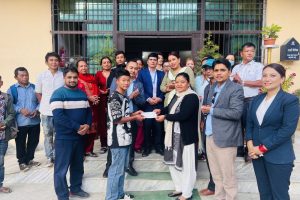 आबुँखैरेनी गाउँपालिकाद्वारा चेपाङ विद्यार्थीलाई आर्थिक सहयोग