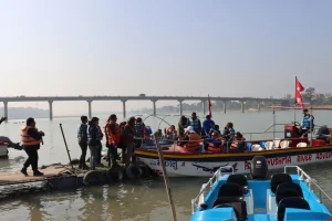 नारायणी नदीमा मोटरबोट चढ्नेको भीड, कति लाग्छ शुल्क ?