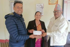 खैरहनीका वडा अध्यक्ष भुसालद्वारा एक महिनाको भत्ता चौतारीको भवन बनाउन सहयोग