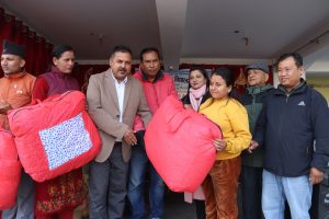 भरतपुरका वडाध्यक्ष काफ्लेले बाँडे आफ्नै तलवबाट विपन्नलाई कम्मल