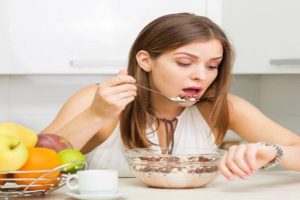 रातिको खाना ढिला खानु हुन्छ ? स्वास्थ्यका लागि खतरनाक