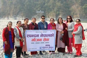 गलेश्वर आश्रमका ज्येष्ठ नागरिक र बटुकहरुलाई स्पन्दन नेपालको भोजन