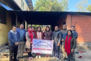 देवघाटका बृद्धाबृद्धालाई बिमक समिति एनएलआइसी नारायणढले खुवायो भोजन