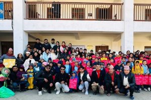 अक्सफोर्डका विद्यार्थीहरुद्धारा गोरखाका सरकारी स्कूलमा शैक्षिक तथा खेलकुद सामाग्री सहयोग