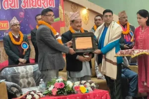 ५१ हजार  राशीको आर्थिक पत्रकारिता पुरस्कारबाट अधिकारी सम्मानित