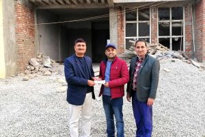 वैवााहिक वार्षिकोत्सवको अवसरमा अधिकारीले गरे चौतारीको भवन बनाउन आर्थिक सहयोग