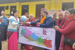 मनकारी व्यवसायी पण्डितले जन्मदिनमा गरे विद्यार्थीलाई शैक्षिक सामाग्री सहयोग