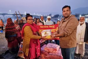 व्यवसायी अग्रवालद्धारा मिटरब्याज पीडितलाई ५० हजार बराबरको खाद्यान्न सहयोग