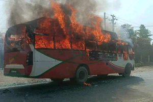सर्लाहीमा साइकल यात्रीलाई ठक्कर दिने बस स्थानीयले जलाए
