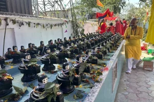 समाजसेवी पण्डीतद्वारा सिद्देश्वर शिवालय मन्दिरमा एक सय आठ शिवलिङ्ग अर्पण
