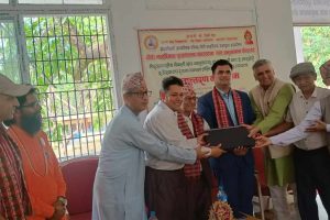 योगी नरहरिनाथ पुस्तकालयलाई कम्प्युटर हस्तान्तरण
