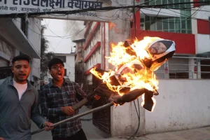 गृहमन्त्रीको राजीनामा माग्दै पुत्ला दहन