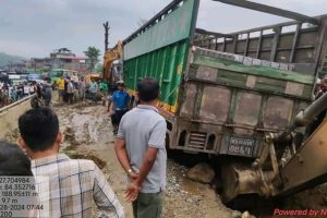 चालक र मालिक सम्पर्क विहिन भन्दै आयोजनाको गलत सूचना – क्रेन नआउँदा बाटो दुईतर्फी खुल्न सकेन