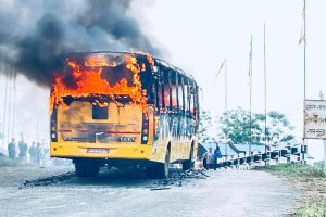 चितवनमा स्मल हेभन स्कुलको बसमा आगजनी