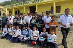 बुलिङटारको जनजागृति स्कुलका विद्यार्थीहरुलाई शैक्षिक सामाग्री वितरण