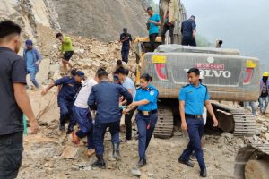 नारायणगढ-मुग्लिन सडकखण्डमा पहिरोले एक्सकाभेटर पुरियो,चालकको मृत्यु