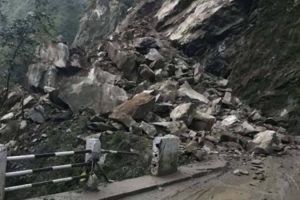 जलविरेमा पहिरो : नारायणगढ- मुग्लिन सडक अवरुद्ध