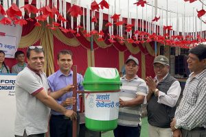 अक्सफोर्ड स्कूलद्धारा समूदायमा डस्टबिन वितरण