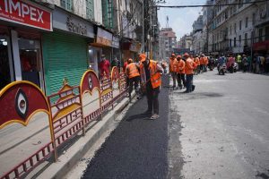 काठमाडौं महानगरले भत्काएको बाटो डिभिजन सडकले कालोपत्रे गर्‍यो