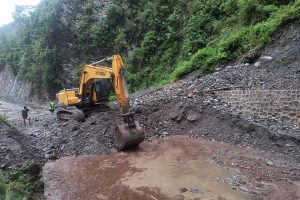 फिस्लिङमा पहिरो, पृथ्वी राजमार्ग बन्द