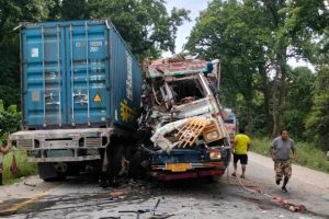 चितवनमा कन्टेनर र ट्रक ठक्कर खादा २ जना चालकको मृत्यु