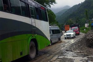 फिस्लिङको पहिरो हटाइयो, राजमार्ग सञ्चालन