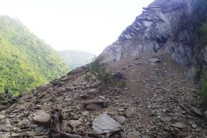 इच्छाकामनाको मौवाखोलामा पहिरो, पृथ्वी राजमार्ग अवरुद्ध