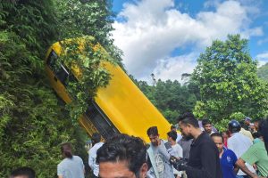 पोखरामा स्कुल बस दुर्घटना हुँदा एकजनाको मृत्यु, २९ जना घाइते