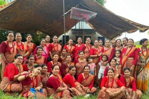 तिजको अवसरमा भरतपुरको ब्रह्मदेव टोलमा दिदिबैनीहरुद्धारा खुसी साटासाट