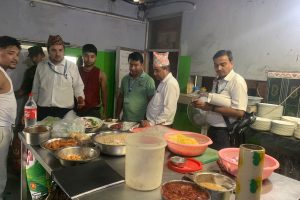 गैँडाकोटमा बजार अनुगमन तिव्र, मापदण्ड विपरित सञ्चालन भएका र्फमहरुलाई कारबाही
