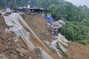 दाउन्नेमा सडक भासिएपछि राजमार्ग अवरुद्ध, दिउँसो २ बजेसम्म यातायात सञ्चालनमा रोक
