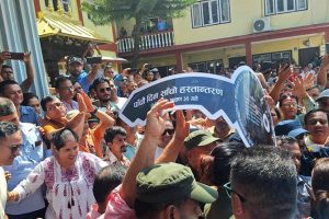 कर वृद्धि विरुद्ध हेटौंडाका व्यवसायी सडकमा