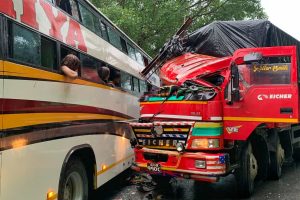 नारायणगढ – मुग्लिन सडकखण्डमा बस र ट्रक ठोक्किए