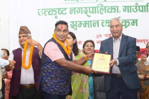सुशासनमा उत्कृष्ट रत्ननगरका मेयर सापकोटा सम्मानित