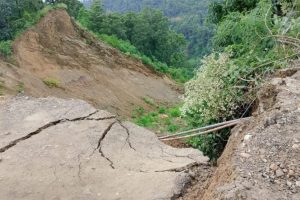 दाउन्नेमा सडक भासिएपछि पूर्व–पश्चिम राजमार्ग अवरुद्ध