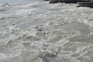 घाँघर खोलामा आएको बाढीले माडी-ठोरी सडक अवरुद्ध
