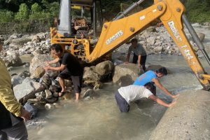 कालीगण्डकी करिडोर खुलाउन बुलिङटारका अध्यक्ष सुनारी डोजर लिएर खोलामा