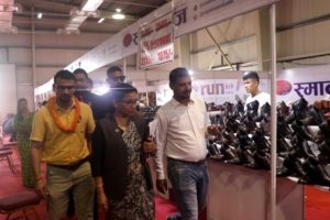 भरतपुर महानगरका मेयर दाहालद्धारा जुत्ताचप्पल मेलाको अवलोकन