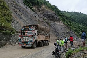 नारायणघाटदेखि काठमाडौंसम्म ट्रेलर लगायतका ठूला सवारी सञ्चालनमा रोक