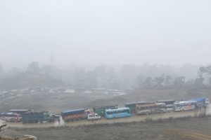दाउन्नेमा शितलहरले फेरि बाटो बन्द, यात्रुहरु हिंडेरै गन्तव्यतर्फ जान बाध्य