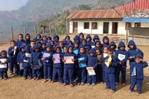 स्पन्दन नेपालद्वारा विद्यार्थीलाई न्यानो कपडा र स्टेशनरी सहयोग