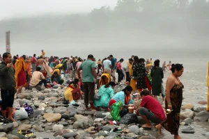 देवघाटमा स्नान गर्न घुइँचो – गैँडाकोटबाट निःशुल्क डुंगाको व्यवस्था