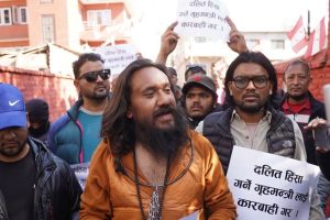 गृहमन्त्रीलाई कारबाही माग गर्दै कांग्रेस कार्यालयमा प्रदर्शन