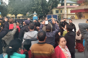 रविलाई हिरासत पठाइएपछि प्रहरी कार्यालयबाहिर समर्थकको नाराबाजी