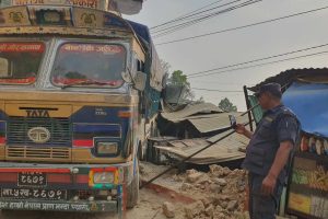 ब्रेक फेल भएको ट्रक होटलमा पस्दा दाउन्नेमा दुई वटा होटलमा क्षति
