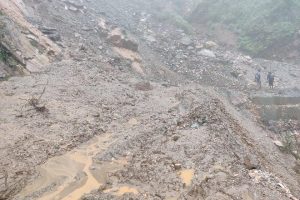 दार्चुला–गोकुलेश्वर सडक : पहिरोले तेर्छालेक रनेबास क्षेत्र अवरुद्ध