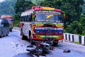 चितवनको सत्रकिलोमा बसको ठक्करबाट मोटरसाइकल चालकको मृत्यु